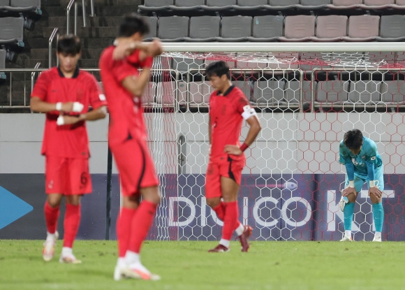 아쉬워하는 선수들 - 6일 오후 창원축구센터에서 열린 2024 아시아축구연맹(AFC) 23세 이하(U-23) 아시안컵 예선 B조 1차전 대한민국과 카타르의 경기. 0대2로 진 대한민국 대표팀 선수들이 아쉬워하고 있다. 2023.9.6 창원 연합뉴스