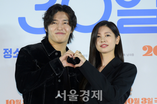 배우 강하늘, 정소민이 6일 오전 서울 광진구 롯데시네마 건대입구에서 진행된 영화 ‘30일’(감독 남대중) 제작보고회에서 포즈를 취하고 있다. 김규빈 기자