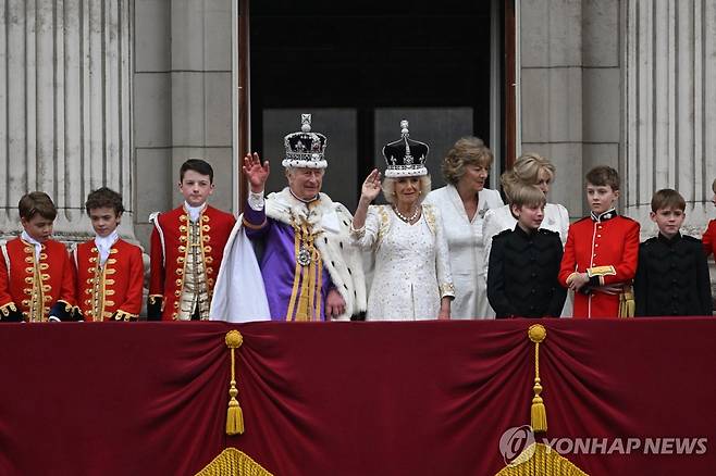 버킹엄궁에서 인사하는 영국 찰스 3세 국왕 부부 [EPA 연합뉴스 자료사진. 재판매 및 DB 금지]