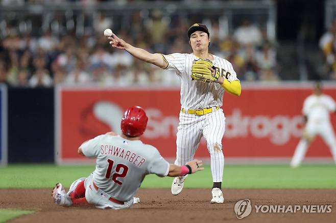 수비 펼치는 김하성 [AFP=연합뉴스]