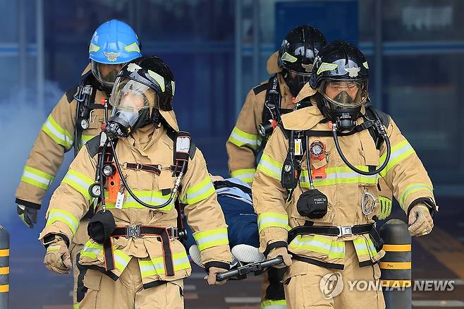 테러·화재 대비 긴급구조 종합훈련 (서귀포=연합뉴스) 박지호 기자 = 24일 오후 2023년도 을지연습의 일환으로 제주 서귀포시 강정크루즈터미널에서 '민·군 복합항 테러·화재 복합상황대비 긴급구조 종합훈련'이 진행되고 있다. 2023.8.24 jihopark@yna.co.kr