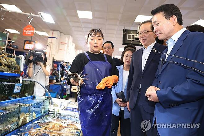 수산시장 찾은 정부와 여당 (서울=연합뉴스) 신준희 기자 = 6일 노량진수산시장을 찾은 조승환 해양수산부 장관과 국민의힘 성일종 우리바다 지키기 검증TF 위원장 등이 상인들과 대화하고 있다. 2023.9.6 hama@yna.co.kr