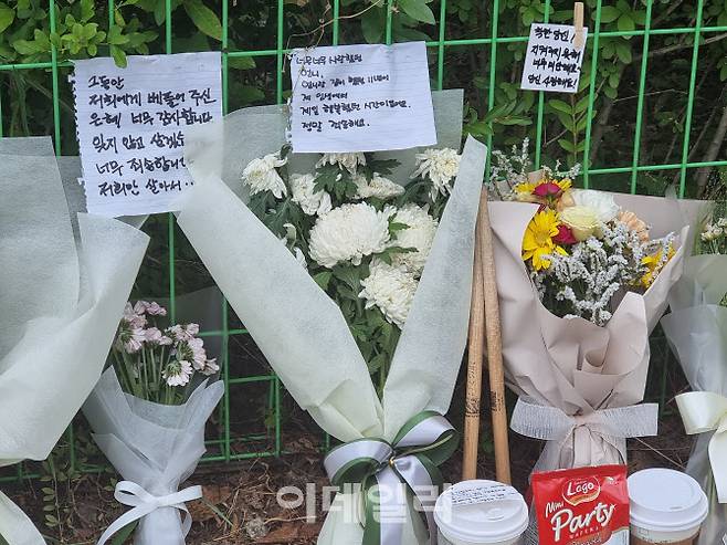 지난 8월 3일 발생한 서현역 차량 및 흉기난동 사건으로 희생된 첫번째 피해자 발생 현장에 남겨진 추모글귀와 조화들. 황영민 기자