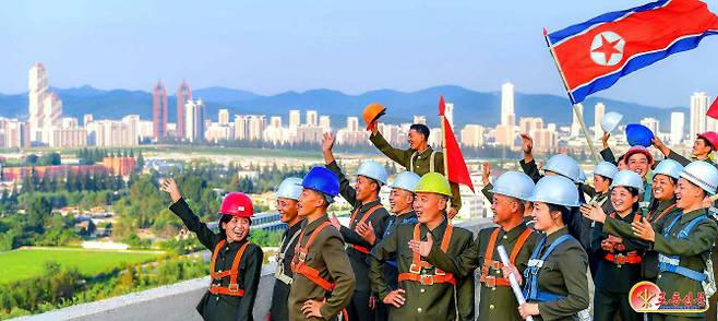 북한 노동당 기관지 노동신문은 7일 “공화국창건 75돌(9월9일)을 자랑찬 노력적 성과로 빛내려는 인민군 장병들과 건설자들의 혁명적 열의 속에 화성지구 2단계 1만 세대 살림집(주택) 건설장에서 새로운 건설신화 창조의 불길이 연속 타오르고 있다”라면서 “건축물 내외부 공사 성과가 확대되고 있다”고 전했다. (사진=뉴스1)