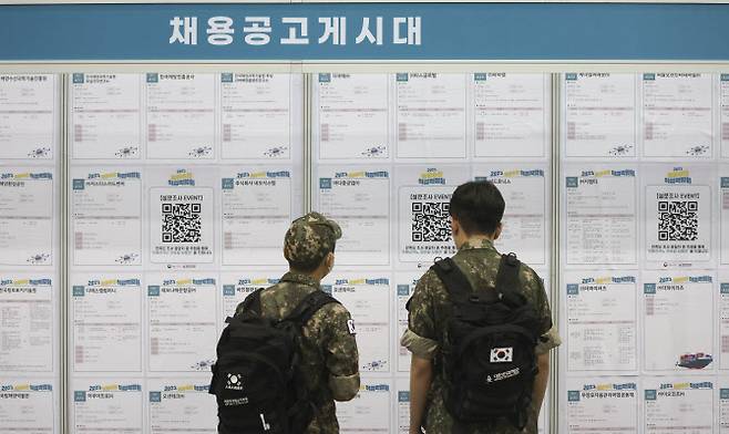 0일 부산 해운대구 벡스코에서 열린 ‘해양수산취업박람회’에서 해군장병들이 채용정보를 살펴보고 있다.(사진=연합뉴스)