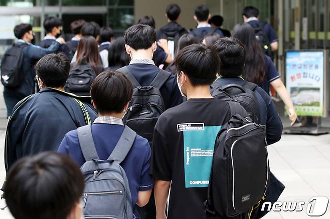 서울의 한 중학교에서 학생들이 등교하고 있는 모습. (사진은 기사 내용과 관련이 없습니다) ⓒ News1 이광호 기자