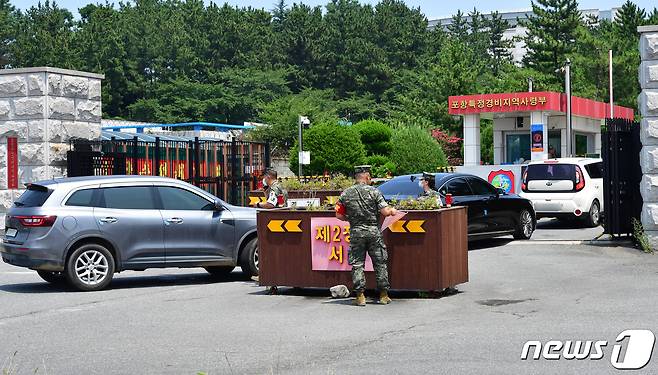 20일 오전 해병대 1사단 서문 앞에는 경북 예천군에서 실종자 수색 작전 도중 불의의 사고로 순직한 고 채수근 일병을 조문하기 위해 시민들의 발길이 이어지고 있다. 2023.7.20/뉴스1 ⓒ News1 최창호 기자