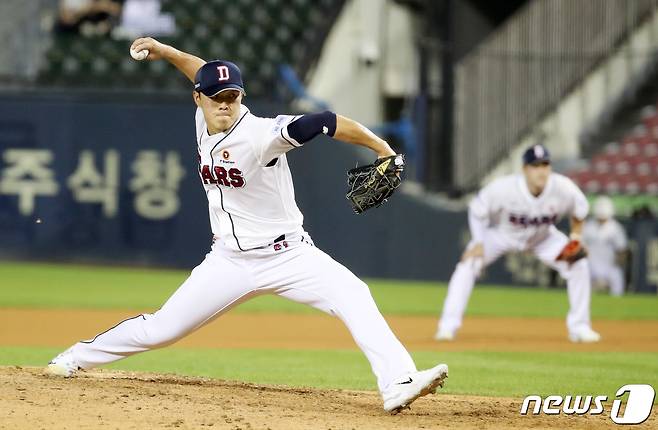 17일 서울 송파구 잠실야구장에서 열린 프로야구 '2023 신한은행 SOL KBO리그' KT 위즈와 두산 베어스의 경기, 두산 최원준이 5회초 무사 2루 KT 장성우의 타석 때 마운드에 올라 투구하고 있다. 2023.8.17/뉴스1 ⓒ News1 김성진 기자