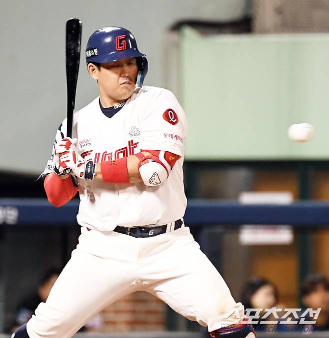 '투구에 맞기 직전 장면'