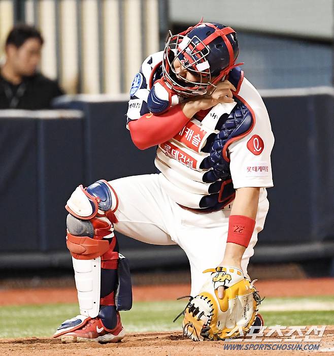 극한 직업 포수 4회에는 투구에 맞았는데, 5회 수비 때는 파울 타구에 또 맞은 롯데 유강남.