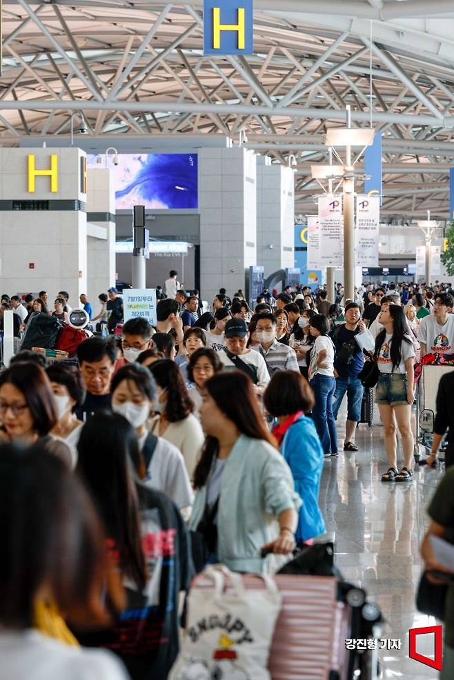 본격 여름휴가철에 돌입한 28일 인천국제공항 제1여객터미널을 찾은 해외여행객들이 탑승수속을 밟기 위해 줄을 서고 있다. 사진=강진형 기자aymsdream@