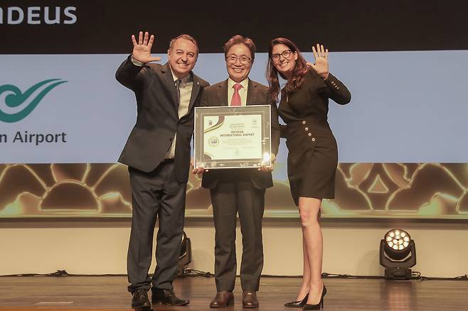 이학재(가운데) 인천국제공항공사 사장이 6일 인천 중구 파라다이스시티에서 열린 '제5회 고객경험 글로벌 서밋' 시상식에서 국제공항협의회(ACI)의 고객경험인증 최고 단계(5단계) 재인증 달성 인증패를 받은 후 루이스 펠리페(왼쪽) ACI 사무총장, 엘레나 아빌라 아마데우스 부사장과 기념 촬영하고 있다. /연합뉴스