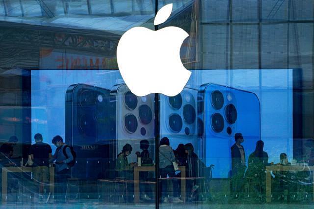중국 베이징의 애플 스토어에서 중국인들이 아이폰 등 애플 신제품을 구경하고 있다. 베이징=AP 연합뉴스