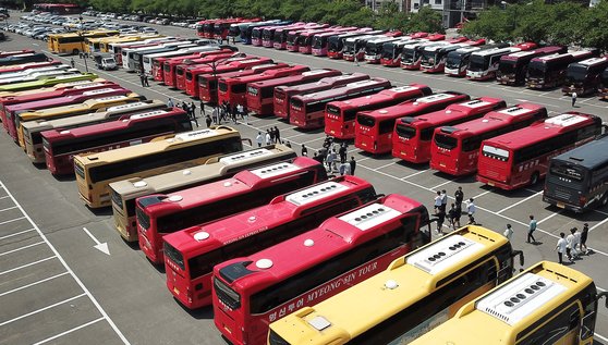 지난해 5월 4일 오후 대구 달서구 테마파크 이월드 대형버스 주차장에 현장 체험학습을 위해 학생들을 태우고 온 관광버스가 빼곡히 주차돼 있다. 뉴스1