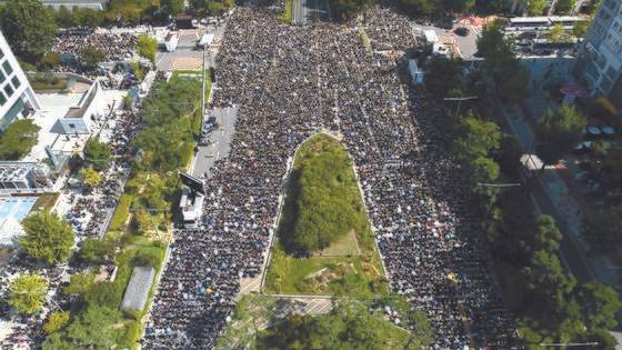 지난 2일 오후 서울 영등포구 국회대로에서 열린 '50만 교원 총궐기 추모 집회'의 모습. 당시 집회 참가 교사들이 질서 정연한 모습을 보여 여론의 평가도 긍정적이었다. 연합뉴스