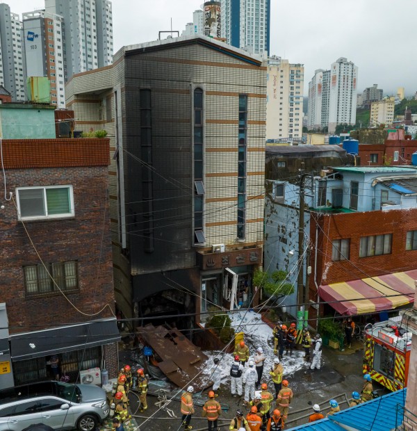 지난 1일 부산 동구 범일동 한 목욕탕이 지하1층 내 폭발로 인한 화재로 건물 외부가 검게그을려 있다. 이원준기자