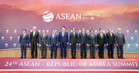 Korean President Yoon Suk Yeol, fifth from left, poses for a commemorative photo with Southeast Asian leaders ahead of the South Korea-Asean Summit at the Balai Sidang Jakarta Convention Center in Indonesia Wednesday. [JOINT PRESS CORPS]