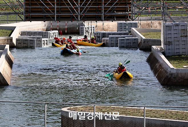 6일(현지시간) 프랑스 파리에서 진행 중인 ‘2024 파리 올림픽’ 월드 프레스 브리핑에 참가한 각국 언론사 관계자들이 조정과 카누 경기가 열릴 파리 동부 외곽의 베르-쉬르-마른 수상 경기장(Vaires-Sur-Marine Aquatique Stadium)을 둘러보고 있다. 시민들이 카약 체험을 하고 있다. ‘월드 프레스 브리핑’은 올림픽을 앞두고 전세계 언론을 대상으로 올림픽 준비상황을 설명하고 현장을 보여주는 이벤트다. 파리=올림픽사진공동취재단