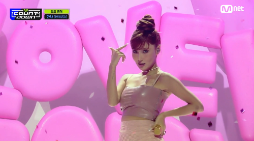 화사가 키치한 매력이 가득한 분위기로 돌아왔다.사진=엠넷 ‘엠카운트다운’ 방송캡처