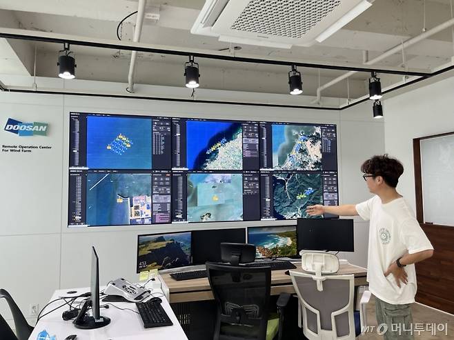 김형택 두산에너빌리티 풍력O&M팀장이 원격운영센터 화면을 소개하고 있다. /사진=이세연 기자