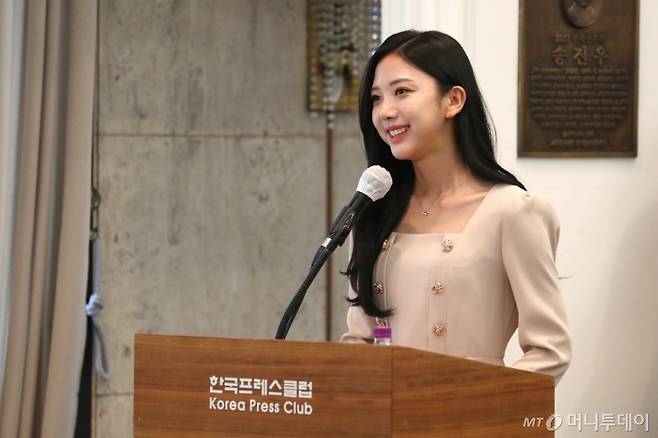 더 밝음 엔터테인먼트에서 추천한 MBC 기상캐스터 오요안나가 시상식 사회를 진행하는 모습./사진=이기범 기자 leekb@