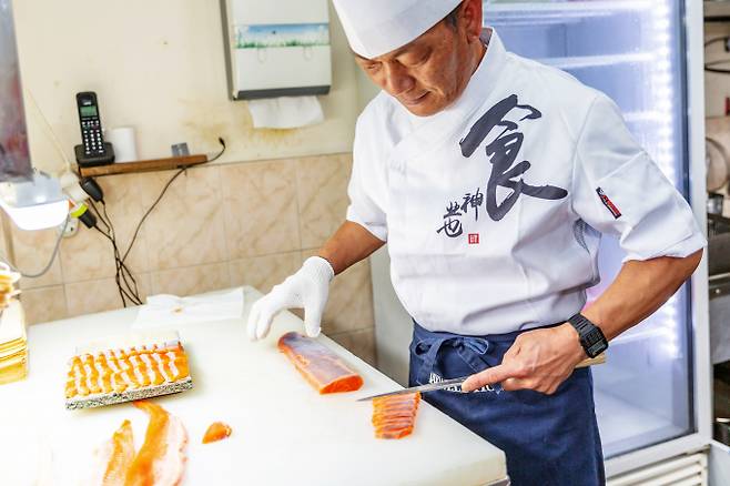 이경곤 덕유산송어 사장이 송어회를 손질하고 있다. /사진=다이어리알