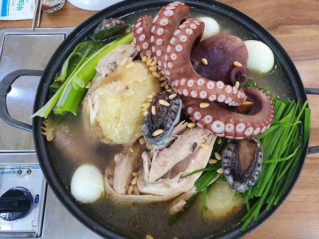 커피먹인닭의 백숙. /사진=다이어리알