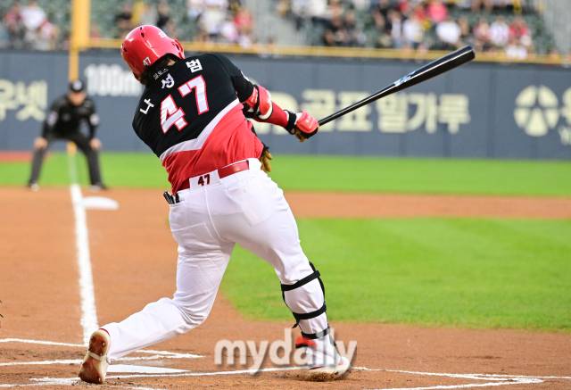 2023년 9월 6일 오후 서울 잠실야구장에서 '2023 신한은행 SOL KBO리그' KIA 타이거즈와 두산 베어스의 경기가 열렸다. KIA 나성범이 3회초 1사 2루서 2점 홈런을 치고 있다./잠실=유진형 기자 zolong@mydaily.co.kr