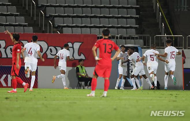 [창원=뉴시스] 고승민 기자 = 6일 경남 창원축구센터에서 열린 AFC U-23 아시안컵 예선 B조 대한민국 대 카타르 경기, 전반전 카타르 알라위가 선취골을 넣은 뒤 동료들과 환호하고 있다. 2023.09.06. kkssmm99@newsis.com