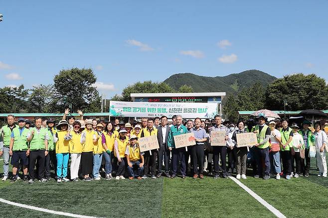 [창원=뉴시스] 강경국 기자 = 제4회 푸른 하늘의 날을 맞아 7일 경남 창원시 의창구 북면 신천천에서 플로깅 행사가 진행된 가운데 조명래 제2부시장이 참가자들과 기념촬영을 하고 있다. (사진=창원시청 제공). 2023.09.07. photo@newsis.com *재판매 및 DB 금지