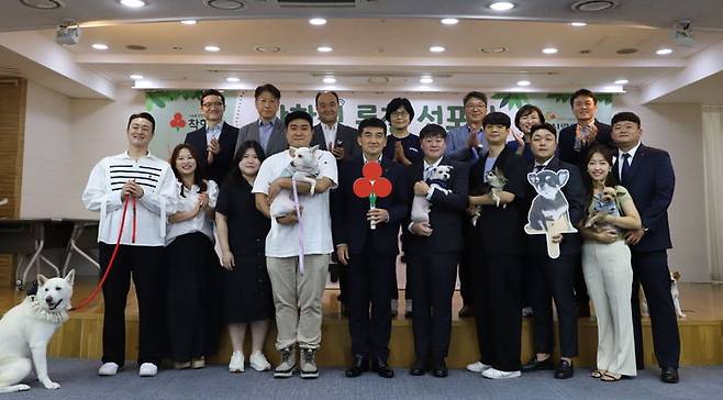 [서울=뉴시스] 6일 사랑의열매 회관에서 반려동물이 기부하는 '착한펫' 런칭 선포 및 1호 기부자 가입식이 진행됐다. (사진=사랑의열매 제공) 2023.09.07. photo@newsis.com *재판매 및 DB 금지