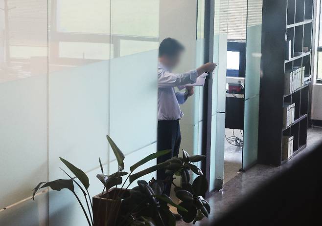 부산저축은행 불법대출을 부실수사했다는 의혹과 관련한 김만배씨의 '허위 인터뷰'를 수사 중인 검찰이 6일 김씨에 대한 압수수색에 나섰다. 연합뉴스