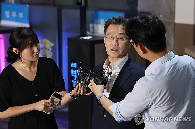 서울구치소 나와 취재진 만난 김만배 (의왕=연합뉴스) 신현우 기자 = 화천대유자산관리 대주주 김만배 씨가 7일 오전 구속기간 만료로 석방돼 서울구치소에서 나와 취재진 질문에 답하고 있다.
    앞서 검찰은 김씨의 구속기한이 임박하자 횡령, 이해충돌방지법 위반 등 혐의로 구속영장을 추가 발부해달라고 재판부에 요청했으나 법원이 이를 받아들이지 않았다. 대장동 사건과 관련해 김씨가 구속됐다가 풀려난 것은 이번이 두 번째다. 2023.9.7 nowwego@yna.co.kr