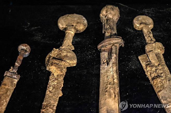 이스라엘 사막 동굴에서 발굴된 로마 시대 검들 [AFP 연합뉴스 자료사진. 재판매 및 DB 금지]