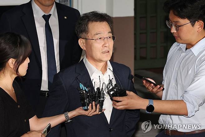 풀려난 김만배 (의왕=연합뉴스) 신현우 기자 = 화천대유자산관리 대주주 김만배 씨가 7일 오전 구속기간 만료로 석방돼 서울구치소에서 나와 취재진 질문에 답하고 있다.
앞서 검찰은 김씨의 구속기한이 임박하자 횡령, 이해충돌방지법 위반 등 혐의로 구속영장을 추가 발부해달라고 재판부에 요청했으나 법원이 이를 받아들이지 않았다. 대장동 사건과 관련해 김씨가 구속됐다가 풀려난 것은 이번이 두 번째다. 2023.9.7 nowwego@yna.co.kr