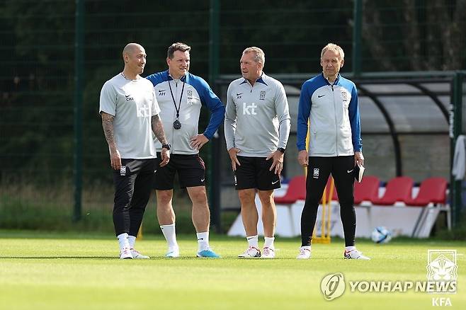 훈련 모습 지켜보는 위르겐 클린스만 감독과 코치진 (서울=연합뉴스) 축구대표팀 위르겐 클린스만 감독, 안드레아스 쾨프케 골키퍼 코치, 안드레아스 헤어초크 수석코치, 차두리 코치가 5일(현지시간) 영국 웨일스 카디프 인터내셔널 스포츠 캠퍼스에서 9월 유럽 원정 친선경기를 앞두고 선수들의 훈련모습을 지켜보고 있다. 2023.9.6 [대한축구협회 제공. 재판매 및 DB 금지] photo@yna.co.kr