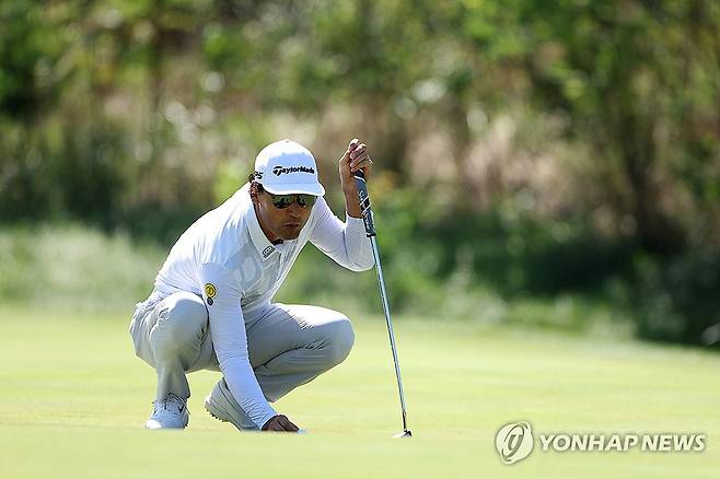 퍼팅 라인 살피는 박찬호 (서울=연합뉴스) 박찬호가 7일 인천 클럽72 오션코스에서 열린 제39회 신한동해오픈 1라운드 17번 홀에서 퍼팅 라인을 살펴보고 있다. 2023.9.7 [신한금융그룹 제공. 재판매 및 DB 금지] photo@yna.co.kr