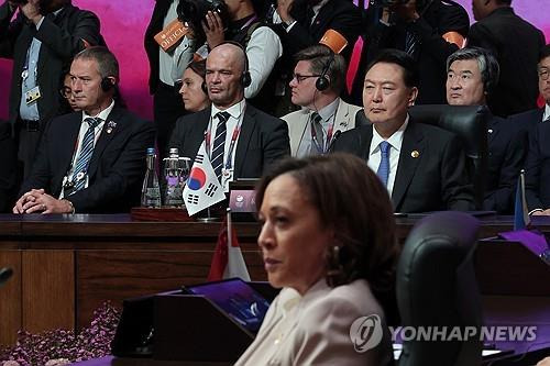 윤석열 대통령, 동아시아 정상회의 참석 (자카르타=연합뉴스) 진성철 기자 = 윤석열 대통령이 7일(현지시간) 인도네시아 자카르타 컨벤션 센터(JCC)에서 열린 동아시아 정상회의(EAS)에 참석하고 있다. 앞쪽은 카멀라 해리스 미국 부통령. 2023.9.7 [공동취재]
    zjin@yna.co.kr