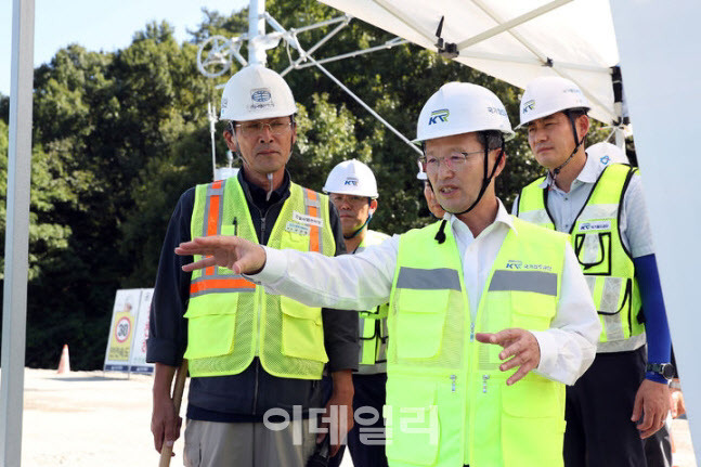 한영 국가철도공단 이사장은 이천~문경 철도건설사업 공사현장을 방문해 철저한 공정과 안전관리로 적기 개통에 만전을 기할 것을 당부했다고 8일 밝혔다. (사진=국가철도공단)