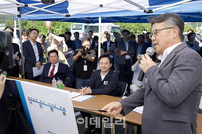 원희룡 국토교통부 장관이 원주권영 국도, 국지도 건설 사업현황에 대한 설명을 듣고 있다. (사진=국토교통부)