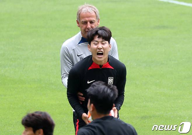 축구대표팀 이강인이 페루와의 평가전을 하루 앞둔 15일 부산 아시아드주경기장에서 훈련 도중 위르겐 클린스만 감독이 뒤에서 다가오자 화들짝 놀라고 있다. 2023.6.15/뉴스1 ⓒ News1 윤일지 기자