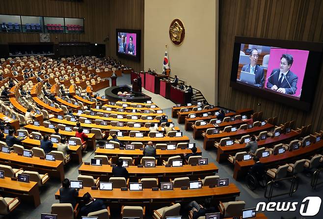 한덕수 국무총리가 8일 서울 여의도 국회 본회의장에서 열린 교육·사회·문화 대정부질문에서 질의에 답변하고 있다. 2023.9.8/뉴스1 ⓒ News1 송원영 기자