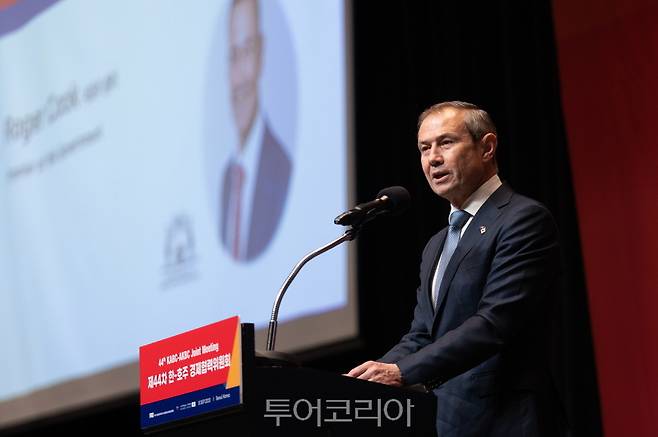 한-호주 경협위 회의에서 연설하는 로저 쿡 서호주 총리