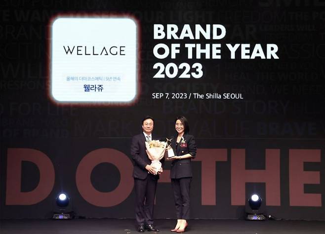 휴젤은 클리니컬 더마 코스메틱 브랜드 웰라쥬가 한국소비자포럼이 주관하는 '2023 올해의 브랜드대상'에서 더마 코스메틱 부문 1위에 선정됐다고 8일 밝혔다. 7일 신라호텔에서 열린 ‘2023 올해의 브랜드대상’ 시상식에서 휴젤 화장품 사업 총괄 조정민 상무(우측)가 기념사진 촬영을 하고 있다. [사진제공=휴젤]