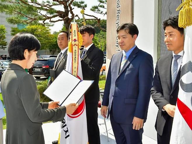 이석준 일동제약 청주공장장(상무)가 한화진 환경부 장관으로부터 표창장을 받고 있다. [사진제공=일동제약]