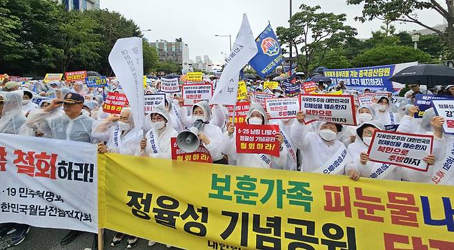 지난달 30일 보훈 단체 회원들이 광주광역시청 앞에서 정율성 기념공원 조성에 반대하는 시위를 하고 있다. /김영근 기자