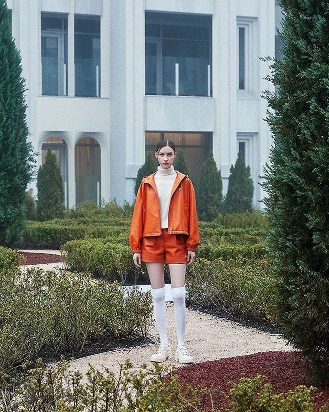 골프웨어 ‘더 시에나 라이프’는 서울 청담 플래그십 스토어에서 컬렉션의 전체 라인을 볼 수 있다. 9월부터는 백화점 팝업 스토어를 통해 더 많은 사람들과 만날 예정이며 온라인 골프 브랜드 플랫폼 ‘더 카트 골프’도 오픈을 앞두고 있다