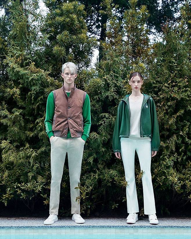 프리미엄 골프웨어 ‘더 시에나’는 캐시미어,가죽이나 모피 등 고급 소재를 사용하며 화려한 레터링이나 패턴 등 눈에 띄는 요소를 최대한 배제해 고급스러움을 부각한다.남자 모델이 입은 스웨이드 다운 베스트는 시에나 캄포광장의 중세 성곽을 모티프로 한 심벌 패치가 포인트고, 여자 모델이 입은 후드 재킷은 이탈리아 천연 양가죽 소재이다.