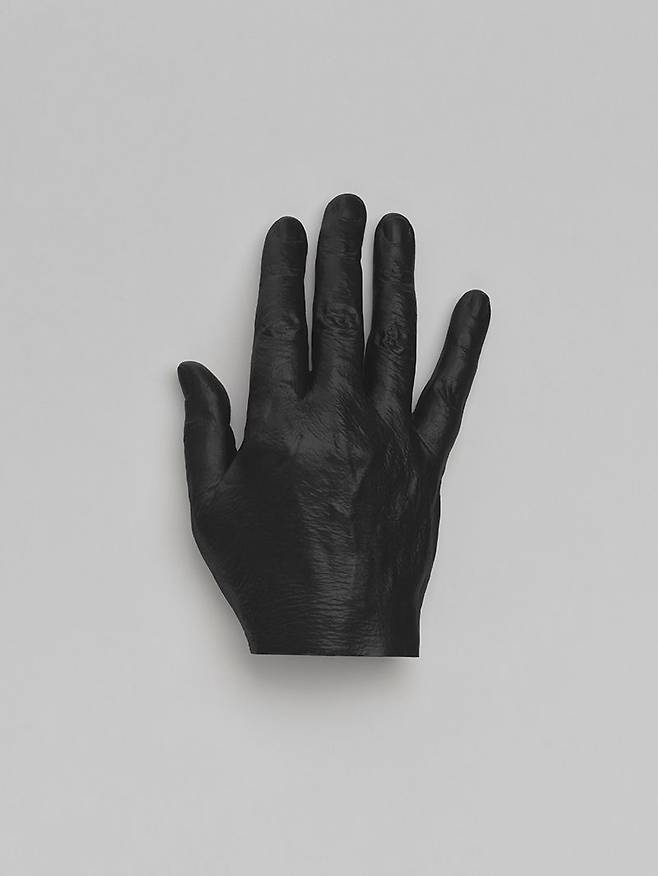 화이트 큐브 서울 개관전 '영혼의 영상'에 공개되는 카타리나 프리치의 작품. Katharina Fritsch, Hand, 2020, Plaster and Acrylic Paint, 4.8×11.8×17.5cm, ⓒthe Artist/DACS. Photo ⓒIvo Faber. Courtesy White Cube