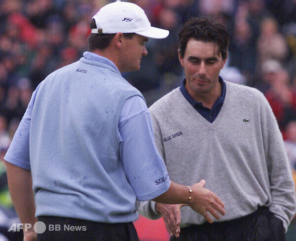1999년 메이저 대회 디오픈(브리티시오픈)에서 우승한 폴 로리(왼쪽), 준우승한 장 방 드 벨드. 사진제공=ⓒAFPBBNews = News1